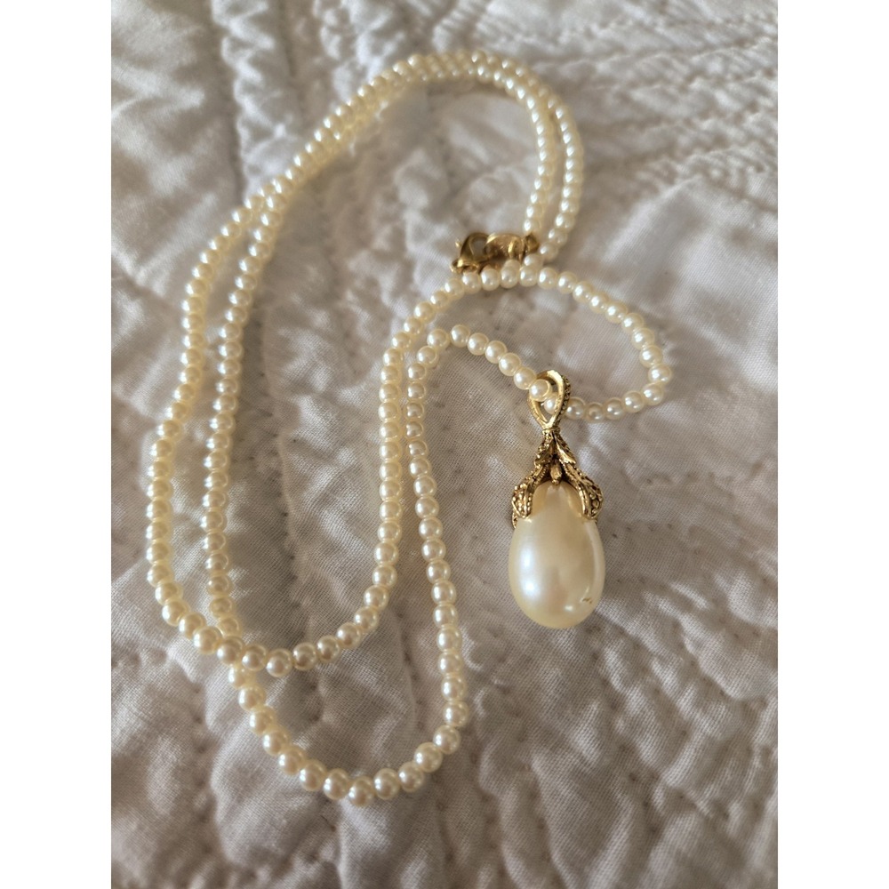 Vintage AVON Faux Pearl Necklace w/ Gold-tone Filigree Teardrop Pendant Coquette